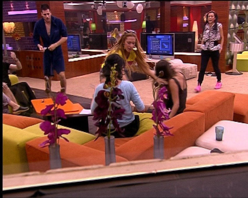 Soraja razdvaja dve pomahnitale učesnice tuče u kući Velikog brata