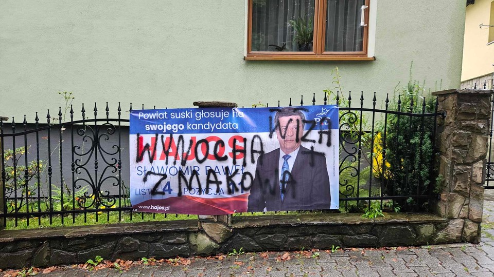 Zniszczone plakaty wyborcze PiS w Makowie Podhalańskim