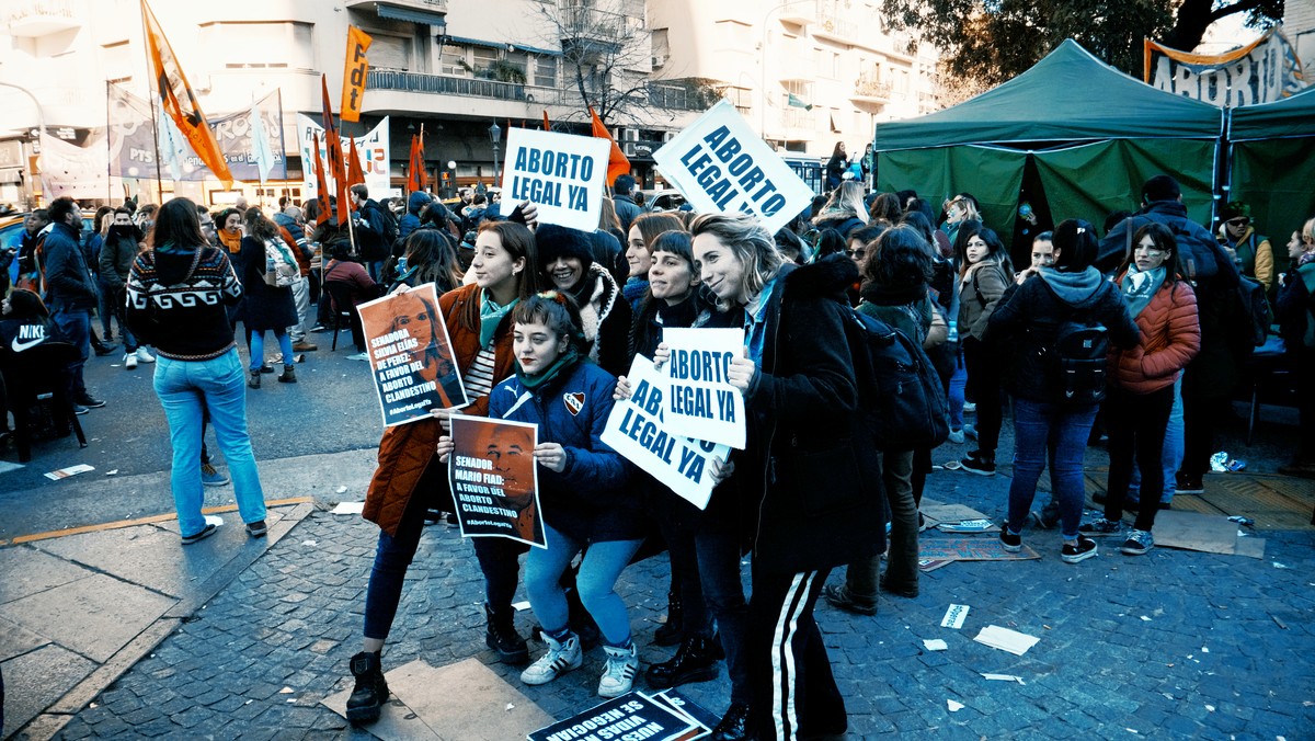 Dzięki pokazywanym w Cannes dokumentom poznajemy historię bohaterskich pielęgniarzy z San Francisco i Argentynek z rozmaitych grup społecznych i wiekowych, które połączył wspólny cel: legalna, dostępna aborcja.