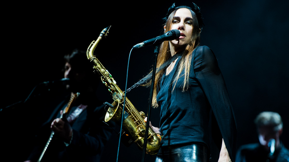 Wokalistka i gitarzystka PJ Harvey, jedna z największych gwiazd alternatywnego rocka, wystąpi w środę w hali warszawskiego Torwaru. Piosenkarka przyjedzie do Polski w ramach trasy promującej jej ostatnią płytę "The Hope Six Demolition Project".