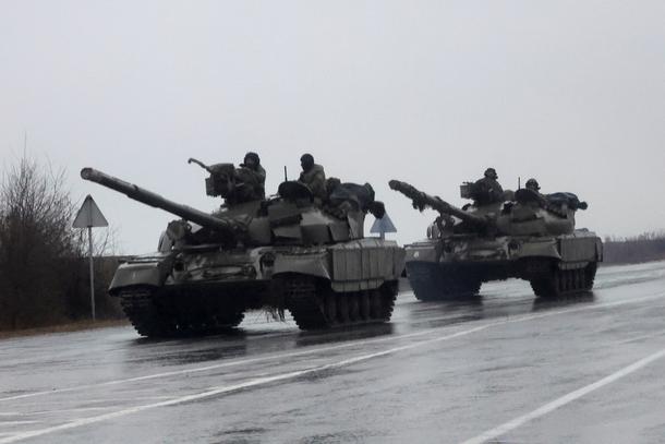 Ukraińskie czołgi wjeżdżają do Mariupola po tym, jak Władimir Putin zezwolił na operację wojskową na wschodniej Ukrainie