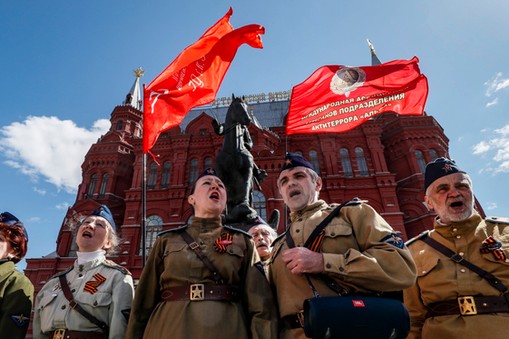 Okolice Placu Czerwonego, 5 maja 2022 roku. Przygotowania do obchodów Dnia Zwycięstwa, który przypada 9 maja. Na zdjęciu widać rekonstruktorów w mundurach z czasów II wojny światowej.   