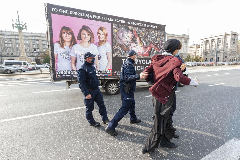 Aktywiści "Stop Bzdurom" kolejny raz zablokowali ciężarówkę