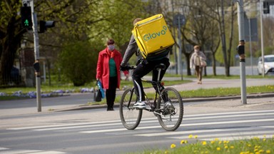 Kurierzy mają dość. Opisują, jakie warunki oferują im Uber, Glovo i Wolt