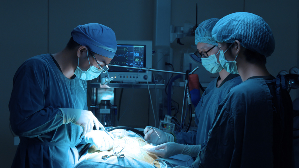 Lekarze ze Śląska wykonali pierwszą na świecie rozległą transplantację narządów szyi. W ten sposób pomogli 7-letniemu dziecku, które miało martwicę przełyku.