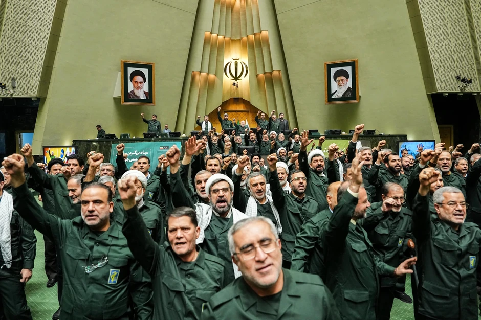 Iranski poslanici u uniformama Revolucionarne garde na sednici u Teheranu 1. februara