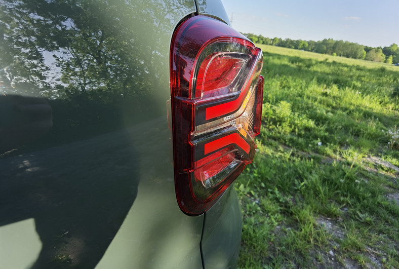 Dacia Duster Journey 150 TCE EDC - z tyłu także są LED-y