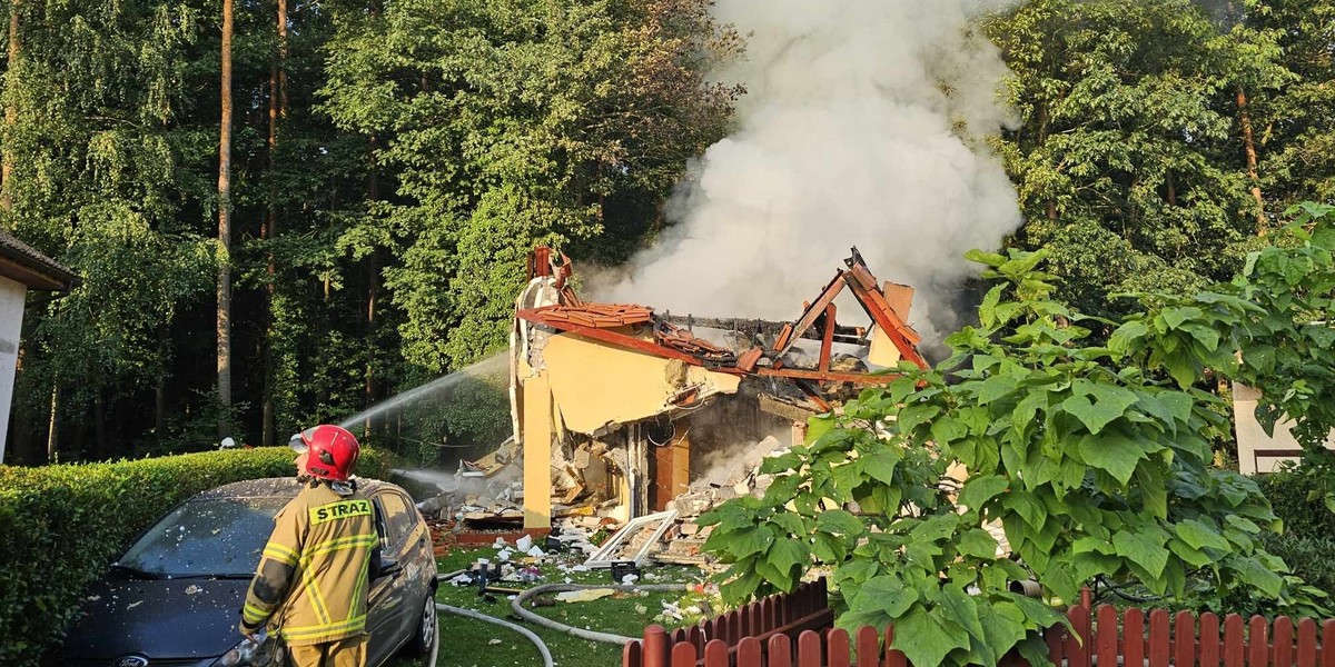 Potężna eksplozja wstrząsnęła ulicą Wędkarzy po godz. 7.00. 