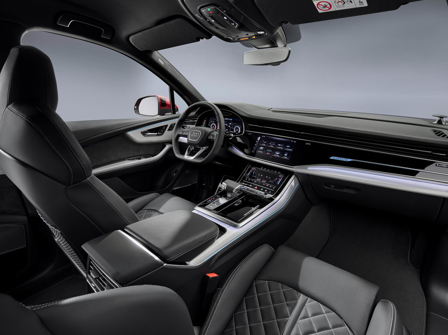  Kluczem do zarządzania pojazdem w nowym Audi Q7 jest system MMI navigation plus. Wyposażono go w sterowanie głosowe oraz zupełnie nową usługę Car-to-X