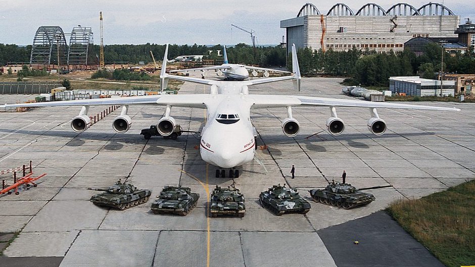 An-225 z ładunkiem czołgów T-72