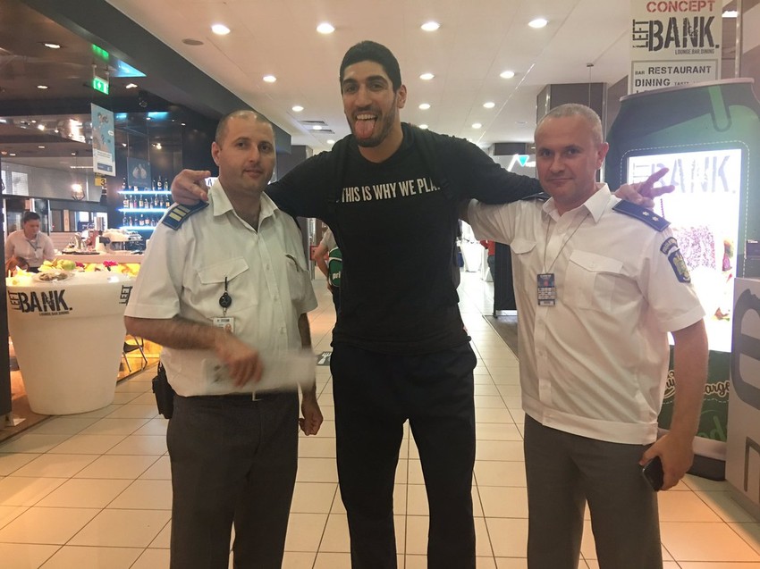 Enes Kanter sa policajcima na aerodromu