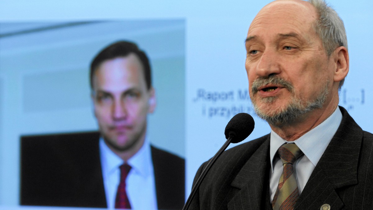 Antoni Macierewicz (PIS), szef parlamentarnego zespołu ds. zbadania przyczyn katastrofy smoleńskiej przesłał list do ministra spraw zagranicznych Radosława Sikorskiego z prośbą o reakcję ws. dziennikarzy "Naszego Dziennika" zatrzymanych w Moskwie.