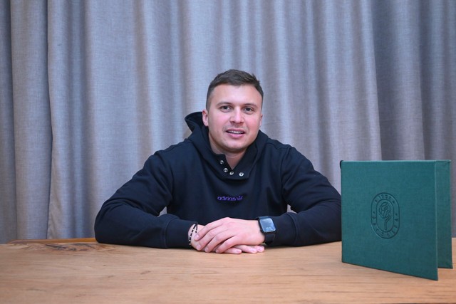 Nakon što je do medija dospelo saznanje da je nekadašnji elitar Stefan Karić osuđen na godinu dana zatvora, odnosno tri godine uslovno, zbog nanošenja teških telesnih povreda Nataši Šaviji, nekadašnjoj učesnici rijaliti šou-programa Parovi, oglasio se i njegov otac Osman Karić.