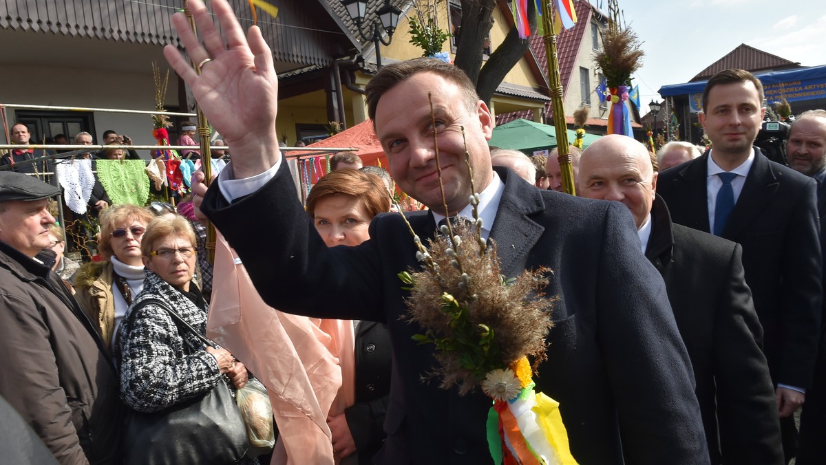 Andrzej Duda (PiS), wspierana przez SLD Magdalena Ogórek oraz lider Twojego Ruchu Janusz Palikot - to kolejni zarejestrowani przez Państwową Komisję Wyborczą kandydaci na prezydenta. W sumie oficjalnych kandydatów jest ośmioro; trzech czeka na rejestrację.