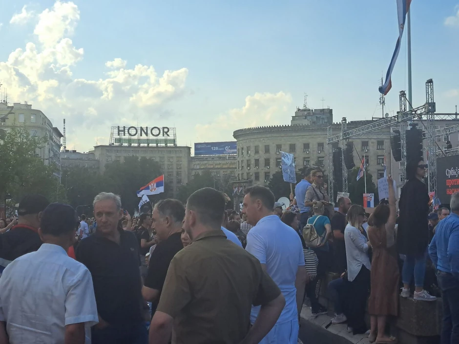 Zdravko Ponoš na protestu ispred Skupštine