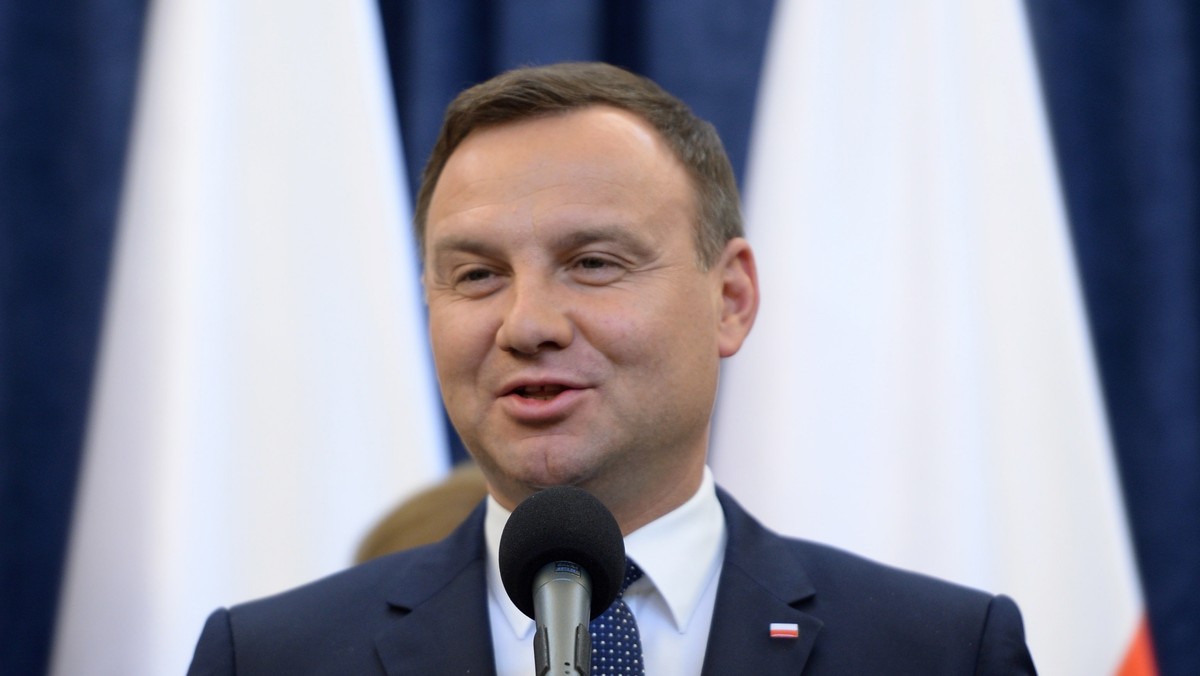 Prezydent Andrzej Duda wraz z małżonką przyjęli dziś w Pałacu Prezydenckim jurorów, finalistów i organizatorów XVII konkursu im. Fryderyka Chopina. Spotkanie miało miejsce w sali, w której w 1818 roku odbył się pierwszy publiczny koncert 8-letniego wówczas artysty,