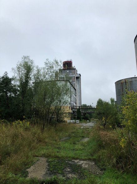 Odpady niebezpieczne na terenie byłych zakładów Terpen - 27.08.2022 - autor: Nadesłane przez czytelnika