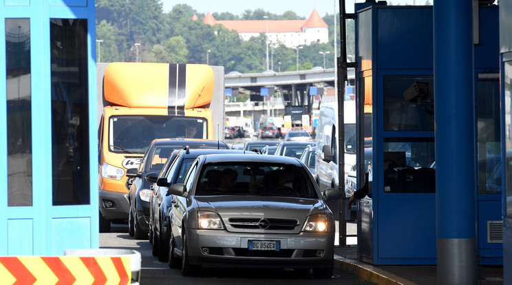 Megszűnik a határellenőrzés Magyarország és Horvátország 344 kilométer hosszú határszakaszán január elsejétől/ Fotó: MTI/EPA/Antonio Bat