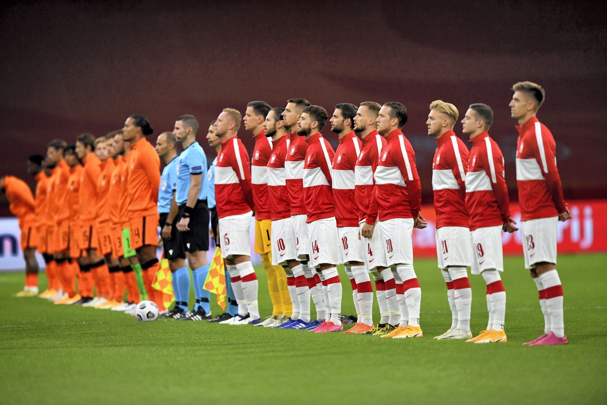 Piłkarskie reprezentacje Polski i Niderlandów podczas słuchania hymnów przed meczem 2. edycji Ligi Narodów, na stadionie "Johan Cruijff ArenA"