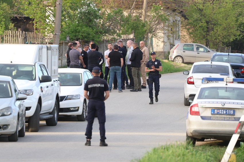 Inspektori ispred kuće Dragijevića u Zlotu