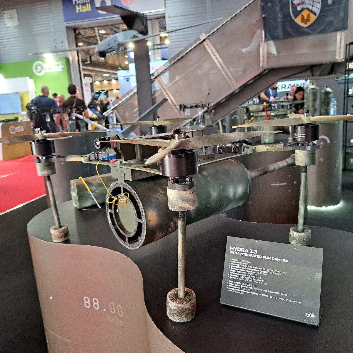 Na ukraińskich stoiskach podczas MSPO 2025 były także prezentowane drony na kablu.