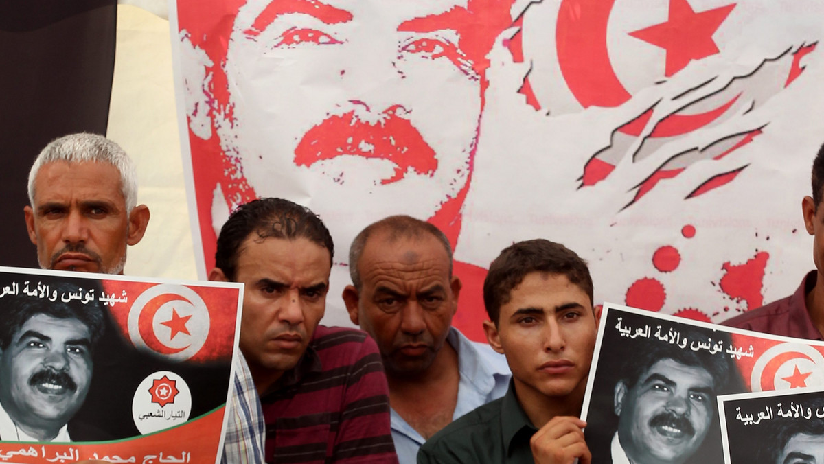Tysiące zwolenników rządzącej w Tunezji umiarkowanie islamistycznej Partii Odrodzenia demonstrowało w stolicy kraju - Tunisie. Wcześniej w piątek odbyły się mniejsze demonstracje antyrządowe, wywołane zabójstwem polityka opozycji Mohameda Brahmiego.