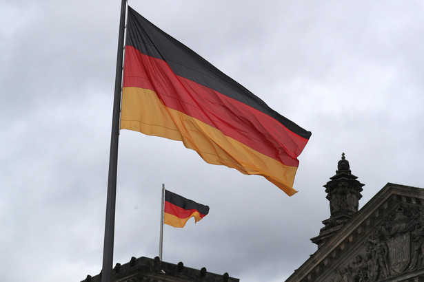 Flagi Niemiec przed budynkiem Reichstagu