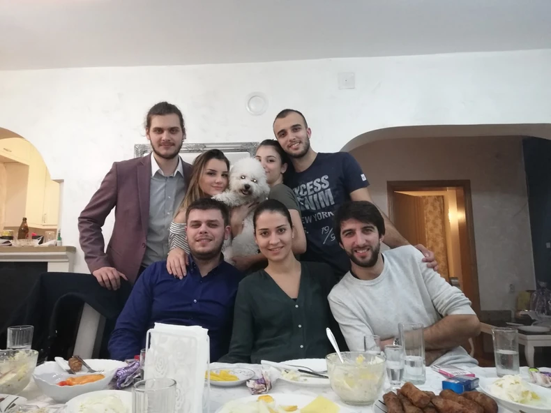 Tamara sa mlađom setrom, braćom od tetke, braćom od stričeva, snajkom i psom