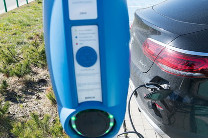 Koniec z autami spalinowymi w UE. Jak dostać dopłatę do elektryka?