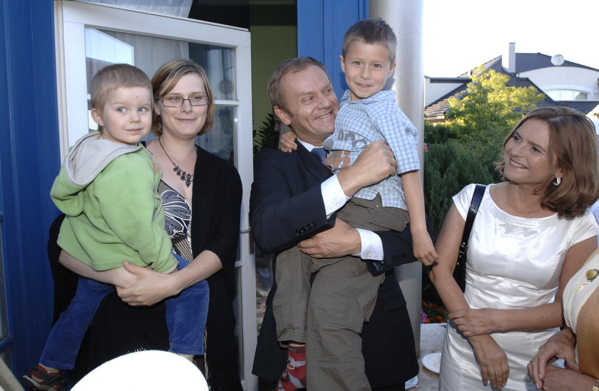 Donald Tusk z wnukami Lecha Wałęsy