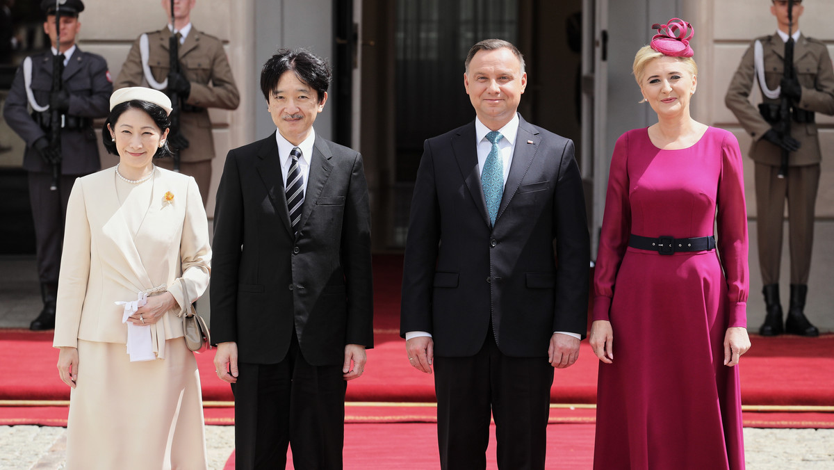 Od ceremonii powitania na dziedzińcu Pałacu Prezydenckiego przez prezydenta Andrzeja Dudę i pierwszą damę Agatę Kornhauser-Dudę dziś rozpoczęła wizytę w Polsce japońska para książęca - następca tronu książę Akishino z małżonką księżną Kiko.