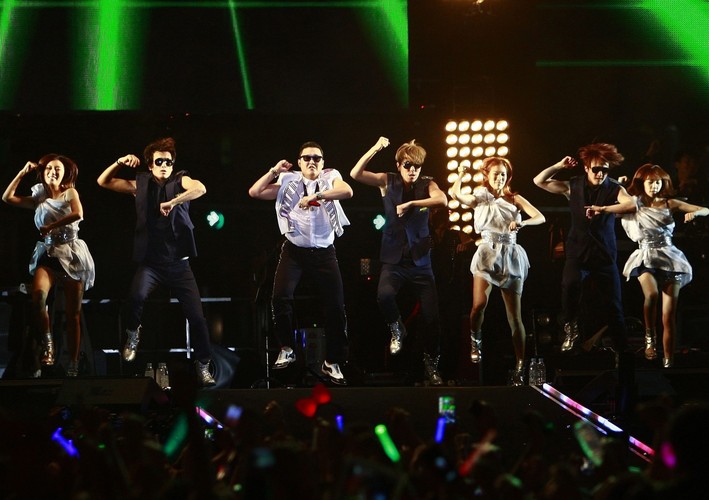 PSY podczas koncertu w Seulu