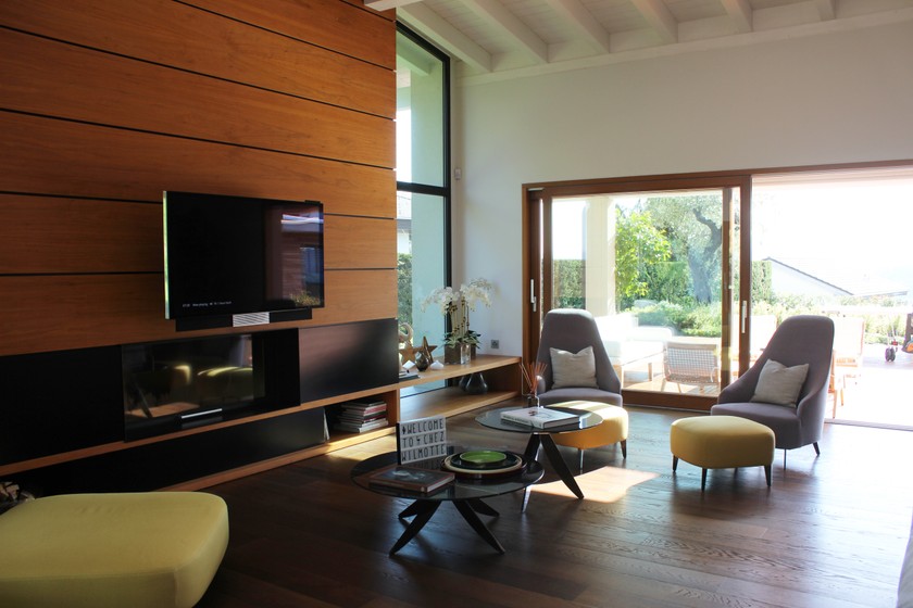 Die grossen Fenster rundum lassen viel Licht in den Wohnraum.