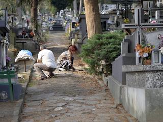 Przemyśl, 26.10.2013. Mieszkańcy porządkują groby na Cmentarzu Głównym w Przemyślu.