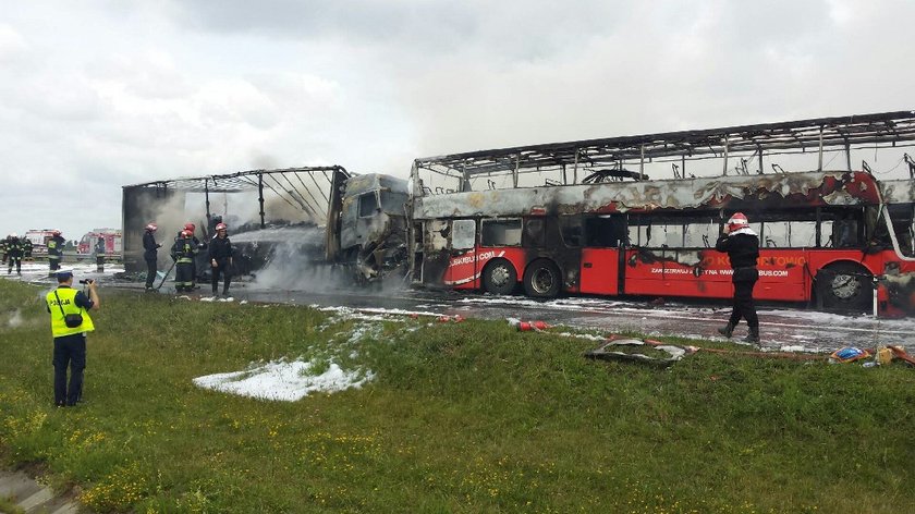 Wypadek na autostradzie A 4. Autobus i ciężarówka stanęły w ogniu