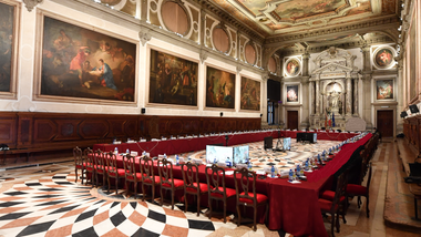 dyskurs coraz bardziej demokratyczny, ale i zafałszowany