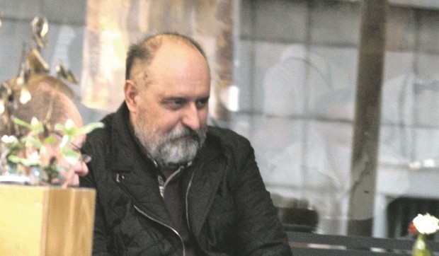 681236_goran-hadzic-u-kaficu-za-vreme-sudjenja-za-razvod-braka-foto-nenad-mihajlovic