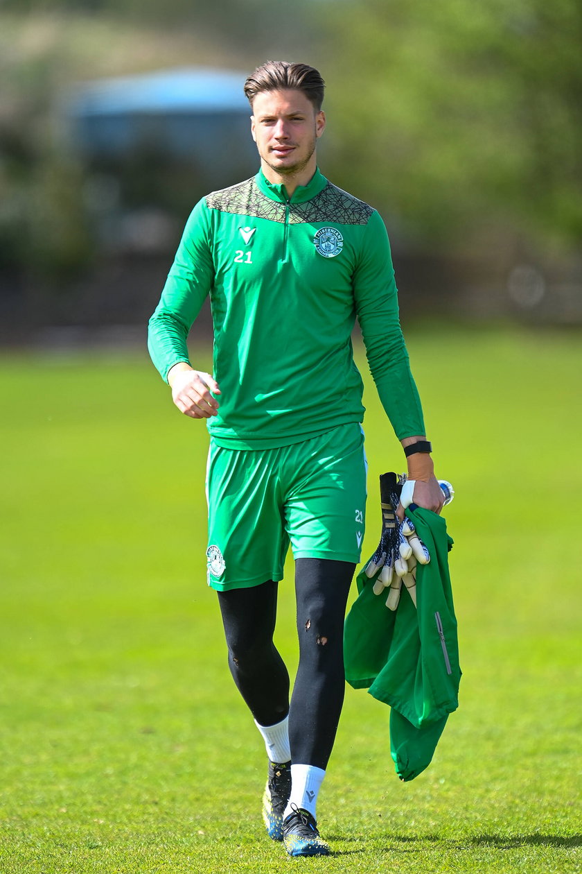 Na początku lutego golkiper Hibernian zadebiutował w szkockiej Premier League.