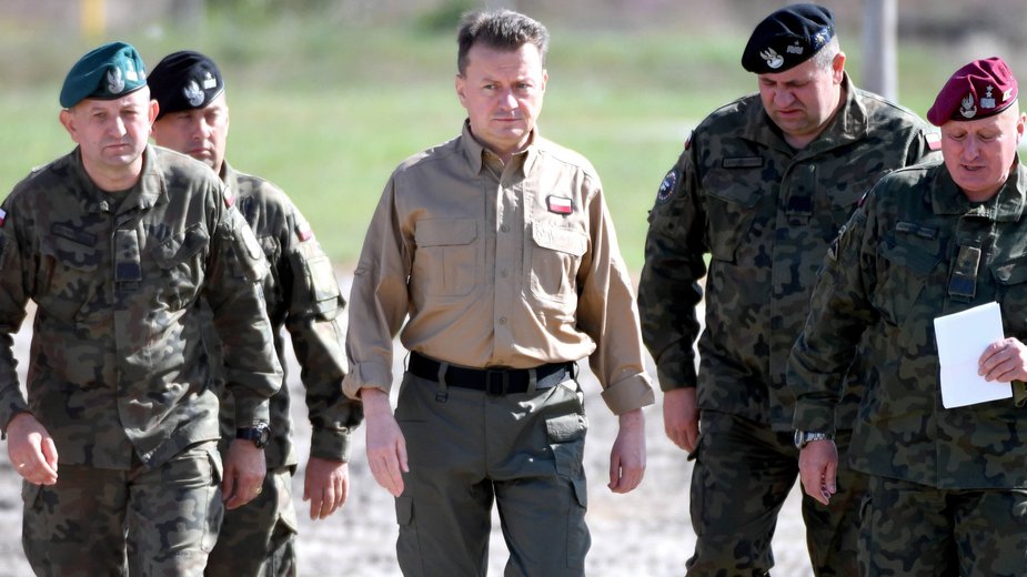 Minister obrony narodowej Mariusz Błaszczak ( w środku) podczas szkolenia pododdziałów 18. Dywizji Zmechanizowanej Wojska Polskiego w Nowej Dębie