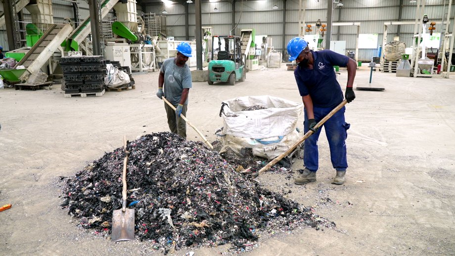 Praca polega również na ponownym sortowaniu, sprawdzaniu rodzaju plastiku i usuwaniu PVC.