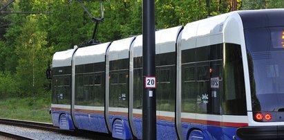 Okładał pięściami staruszka w tramwaju. Nikt nie zareagował