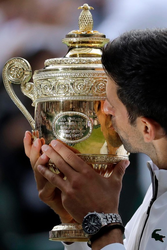 Novak Đoković sa trofejom koji je osvojio 2019. pobedom nad Rodžerom Federerom