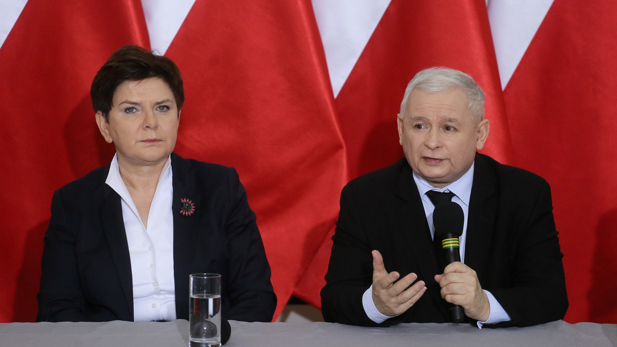 Posłowie opozycji podlegają także prawu karnemu – powiedział dziś Jarosław Kaczyński. – Przepisy prawa karnego są łamane i mamy do czynienia z akceptacją działań, które w oczywisty sposób mają charakter przestępczy – stwierdził. Prezes PiS wziął udział we wspólnej konferencji prasowej z premier Beatą Szydło, Markiem Kuchcińskim, Ryszardem Terleckim oraz Stanisławem Karczewskim.