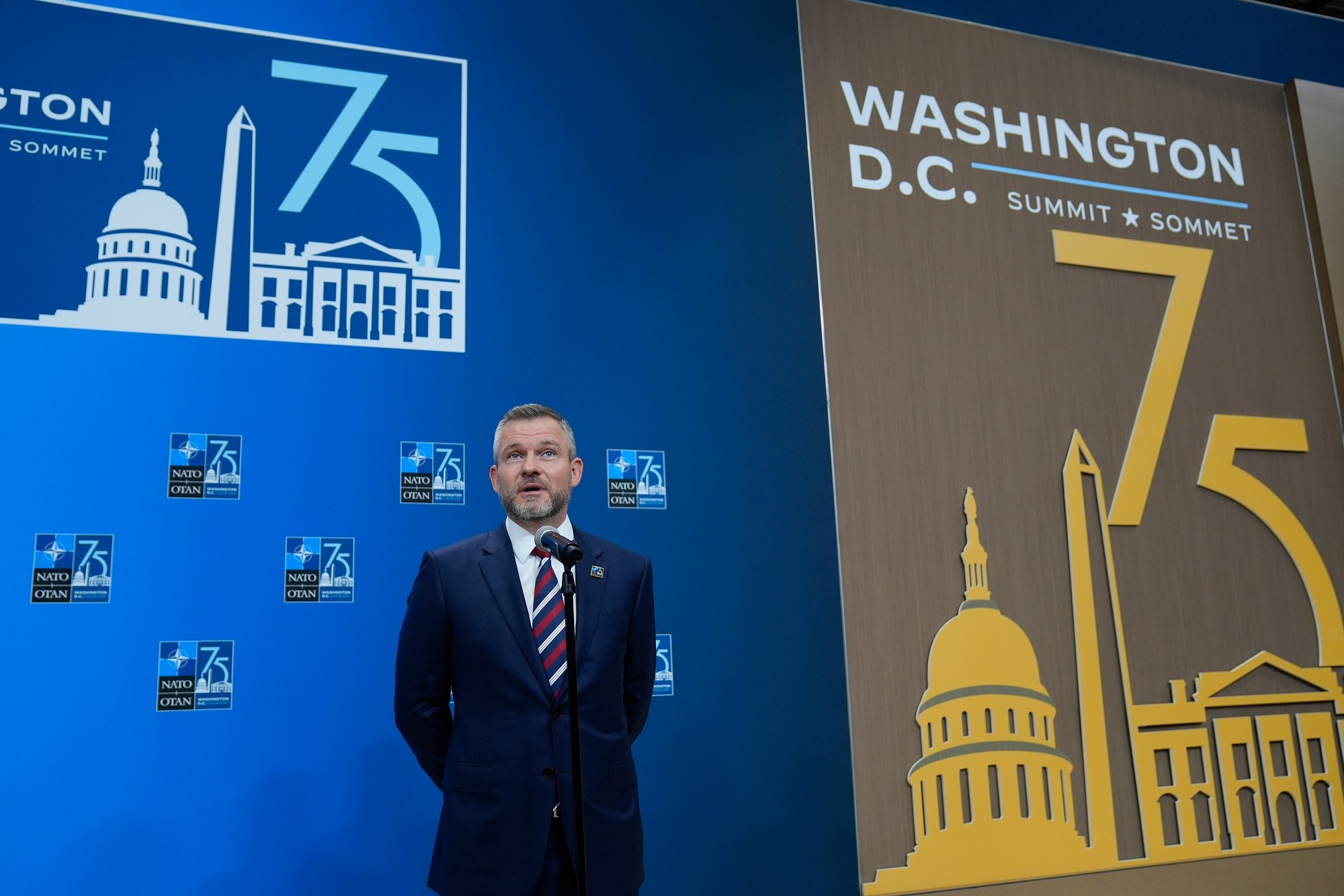 Slovenský prezident Peter Pellegrini hovorí počas príchodu na summit NATO vo Washingtone.