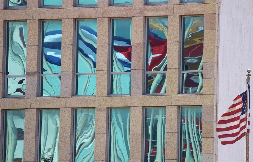 Kubanska zastava odražava se na prozoru američke ambasada u Havani