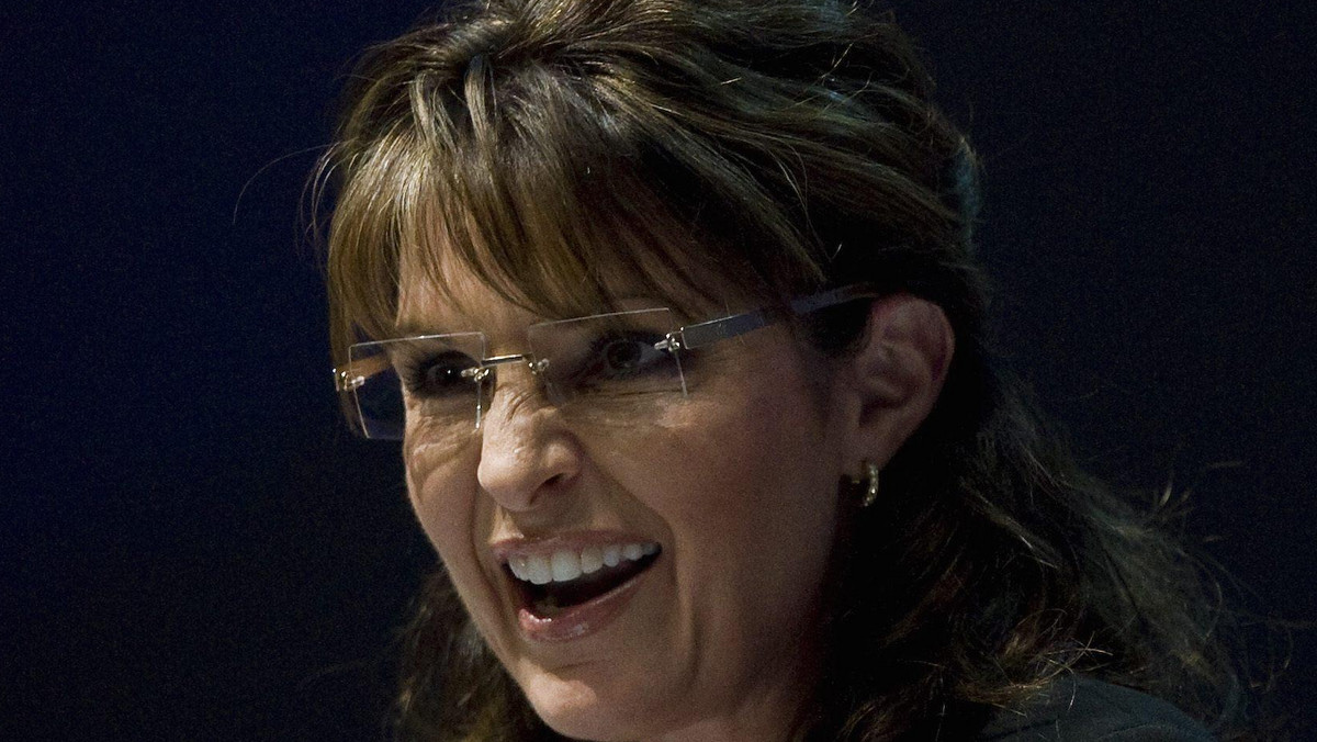 Była kandydatka na stanowisko wiceprezydenta Stanów Zjednoczonych z ramienia Partii Republikańskiej, Sarah Palin, oskarżyła na antenie stacji Fox News prezydenta Baracka Obamę o brak stanowczości w stosunku do koncernu BP. Brytyjski potentat naftowy wynajmował platformę wiertniczą "Deepwater Horizon", która po awarii 20 kwietnia spowodowała gigantyczne zanieczyszczenie wód Zatoki Meksykańskiej.