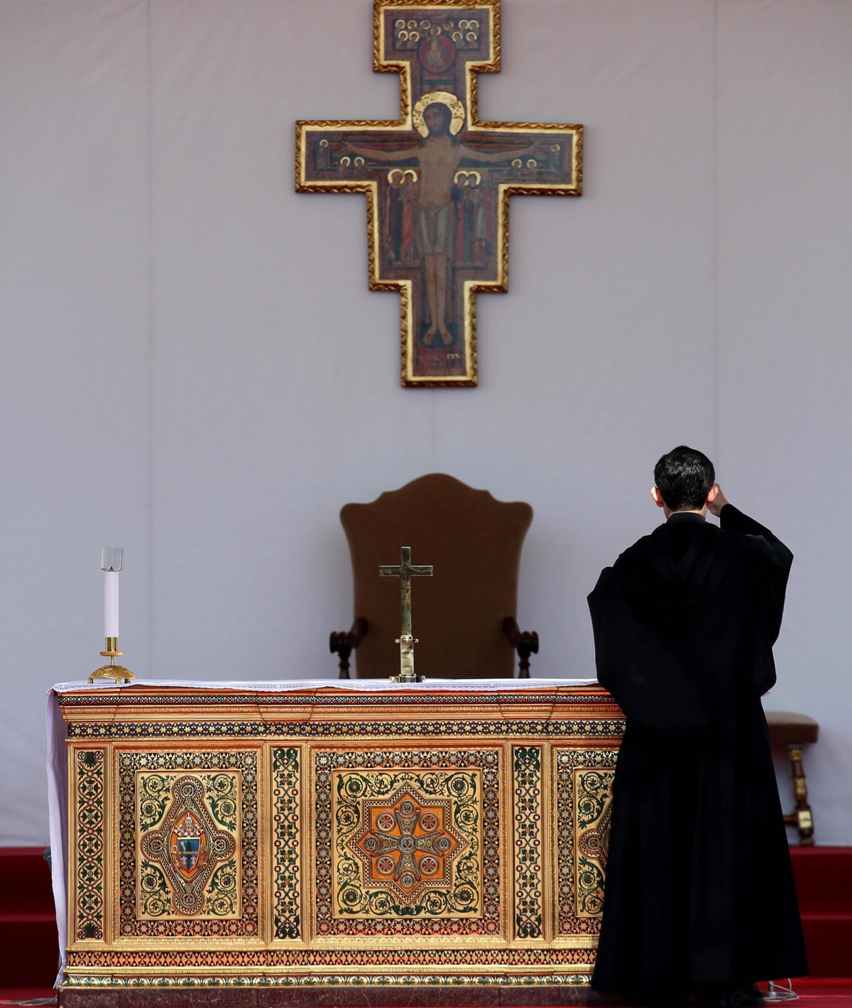 Ołtarz w kilinice Gemelli przygotowany na wizytę papieża