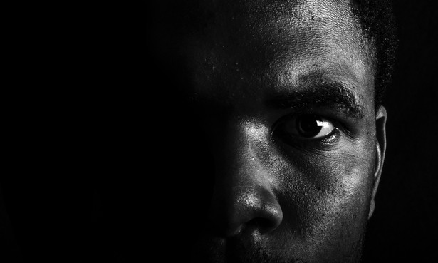 9 na 10 czarnoskórych Francuzów pada ofiarą dyskryminacji z powodu koloru skóry [BADANIE]