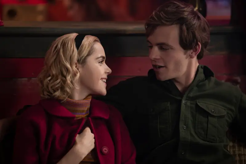 Kiernan Shipka i Ross Lynch na planie &quot;Chilling adventures of Sabrina&quot;