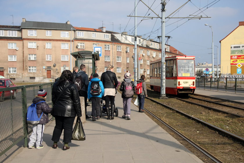 Pasażerowie na przystanku